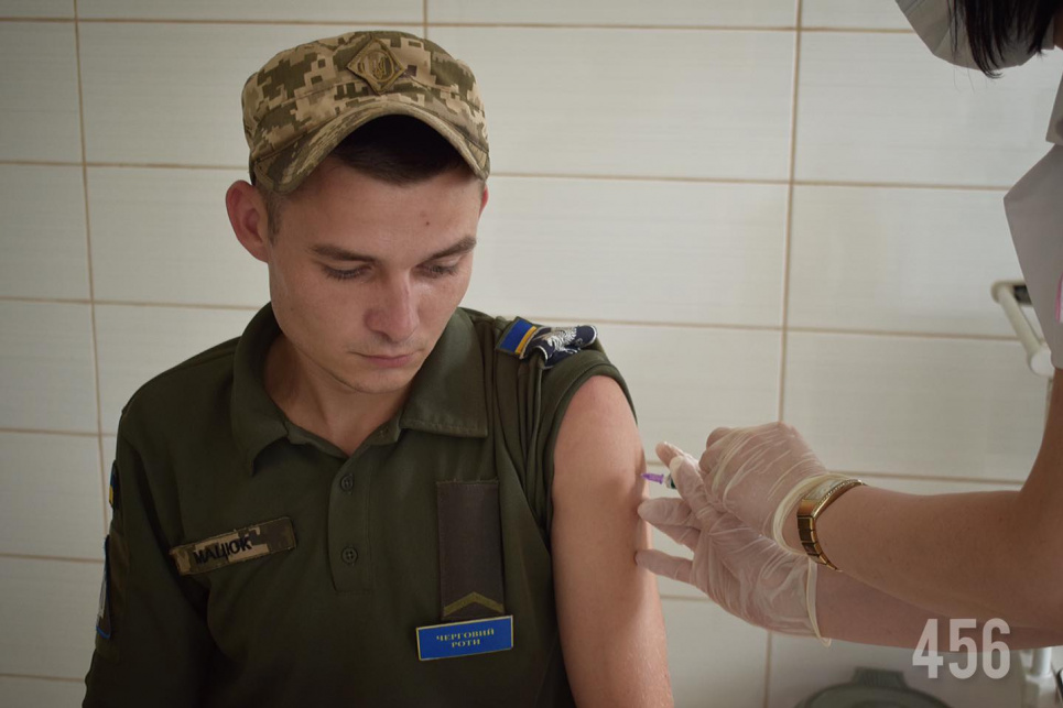 Детальніше про статтю Як військовослужбовцеві відмовитися від «добровільної» вакцинації проти COVID-19